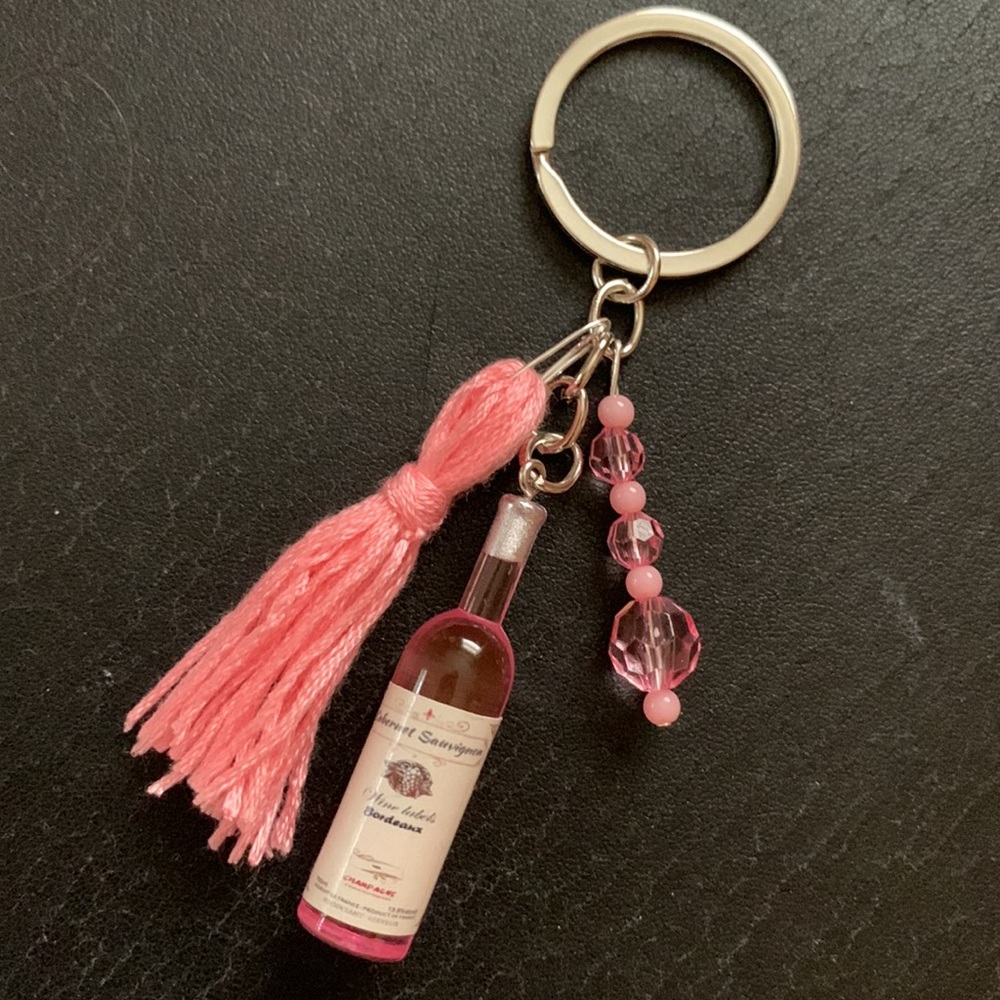 ❣️SOLD❣️NEW! Handmade Pink Wine Bottle Key Ring with Pink Tassle & Beaded Charm - Picture 4 of 6